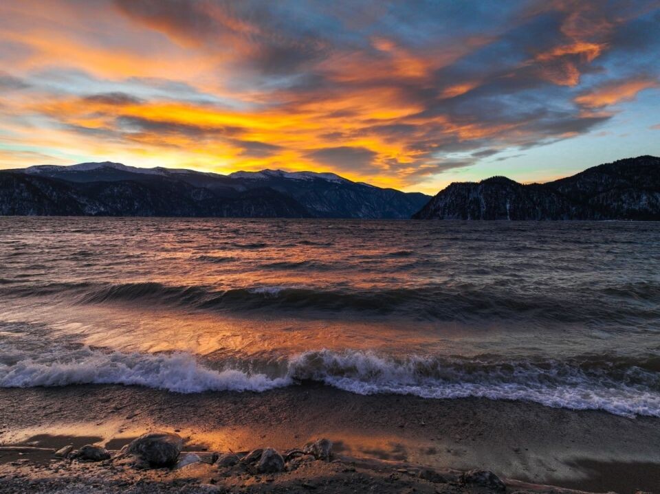    Рассвет на Телецком озере. Источник: t.me/altzap