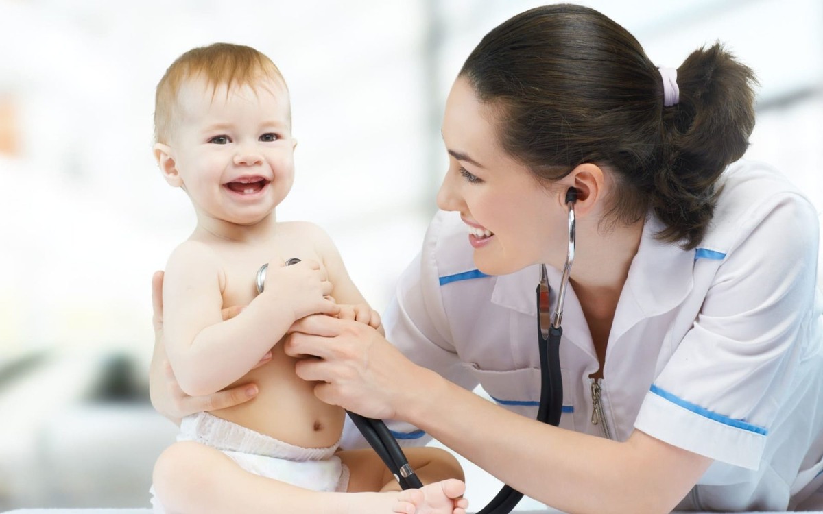 Приём у педиатра.
