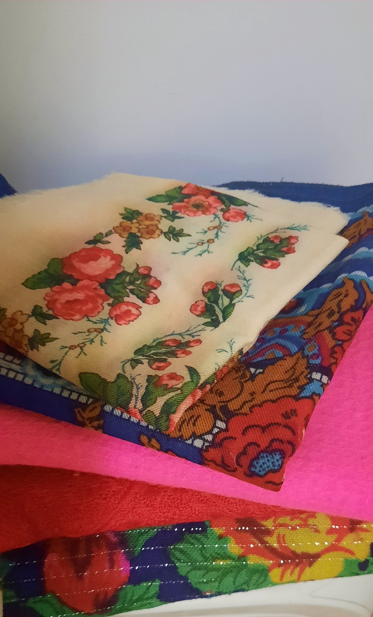 Бабушкины платки. Фото мое. И здесь далеко не полная коллекция!