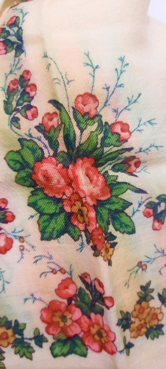 Несколько платков из бабушкиной коллекции. Удивительное качество - мягкие, тоненькие и теплые! Фото мое. Листайте.