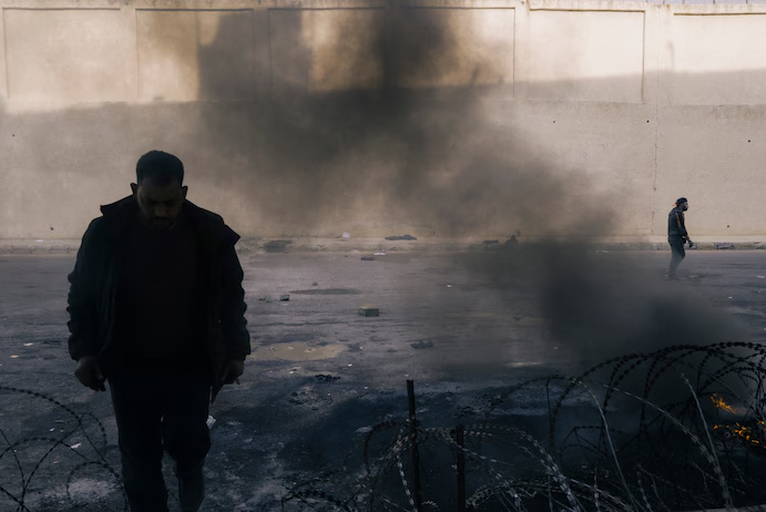 Мародеры в печально известной сирийской тюрьме Седная после падения Башара Асада. (Лоренцо Тугноли для The Washington Post)