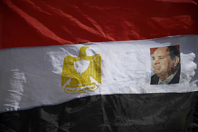 Портрет Абдель Фатаха эль-Сиси на флаге, продаваемом в Каире во время президентских выборов в Египте в 2014 году, на которых Сиси победил после захвата власти в результате военного переворота. (Jonathan Rashad/Getty Images)