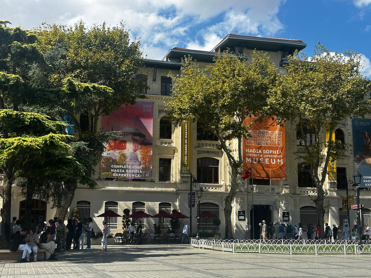 Музей турецкого и исламского искусства на площади Султанахмет — одно из мест действия детектива. На территории бывшего древнего ипподрома сосредоточились значимые монументыгорода — египетский и змеиный обелиски начала I века нашей эры, немецкий фонтан, установленный чуть более ста лет назад, и конечно, красивейшая мечеть Стамбула — Голубая. Фото: Мария Баларёва