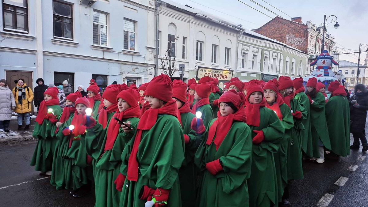 На старинной улице Крестовой участники выстроились в длинную колонну. Листайте галерею, чтобы увидеть ещё фото
