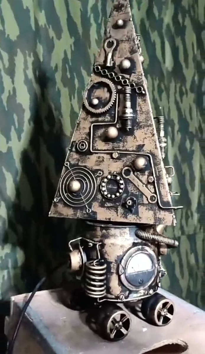    Поделками из чермета Сергей занимается уже два года. Фото: Предоставлено Сергеем Дудником