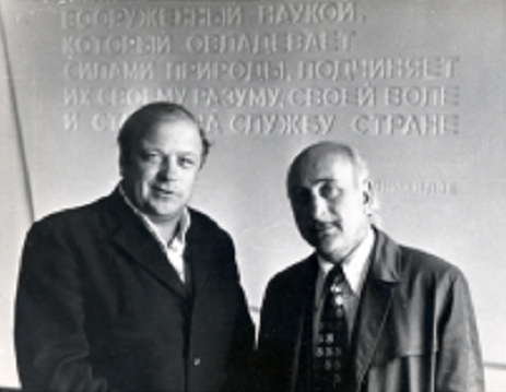 Н.С.Буткин с архитектором М.Мерабишвили, автором бюста С.Орджоникидзе в УАИ, август 1977 года. Газета «Авиатор» от 21 июня 2012 года