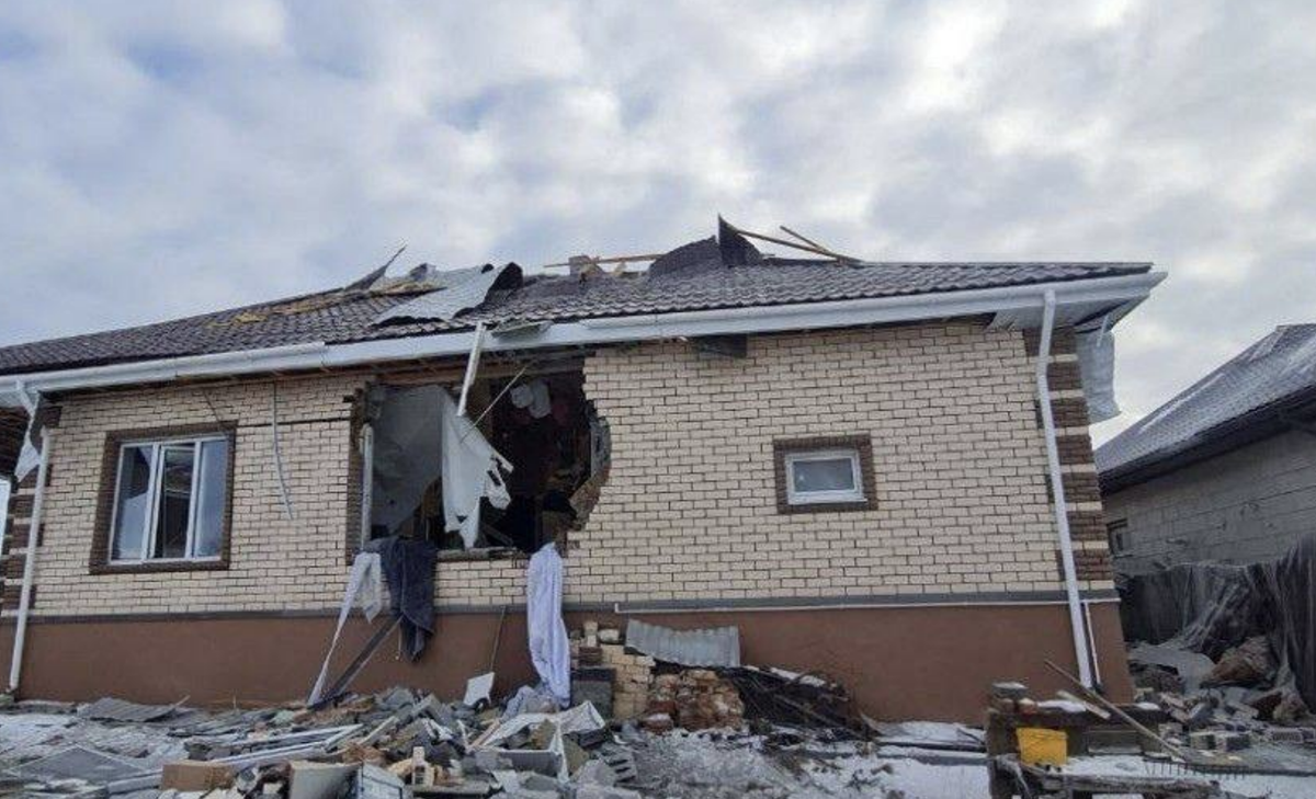     Последствия атаки украинского БПЛА на посёлок Майский в Белгородской области, где погиб девятилетний ребёнок / Официальный Telegram-канал губернатора Белгородской области