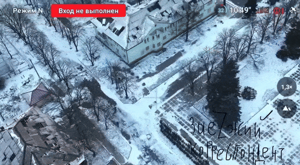    Флаг России над Горсоветом в Курахово//Скриншот страницы "Мир сегодня с "Юрий Подоляка"