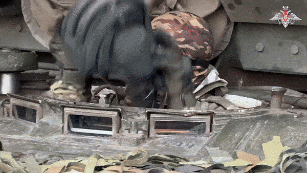    Броневые наносят удар по позициям противника//Видео с официального ТГ-канала Министерства обороны