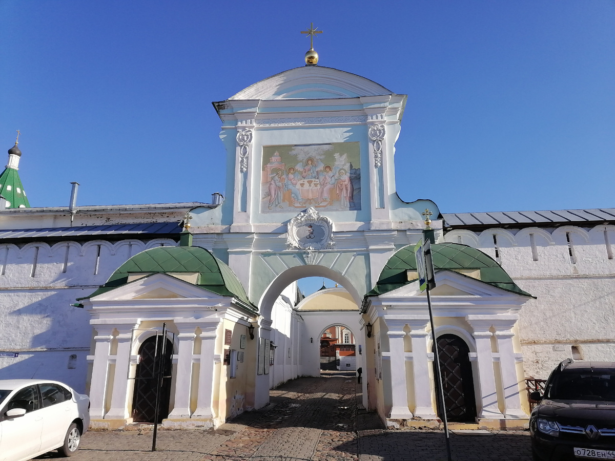 Северные ворота Свято-Троицкого Ипатьевского мужского монастыря. Под росписью лепной картуш с монограммой Екатерины II. Роспись явно современная. Может сюжет повторили?