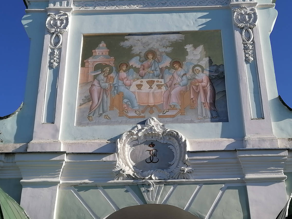 Рассмотрим поближе роспись и лепной картуш с монограммой Екатерины II над аркой Северных ворот монастыря.