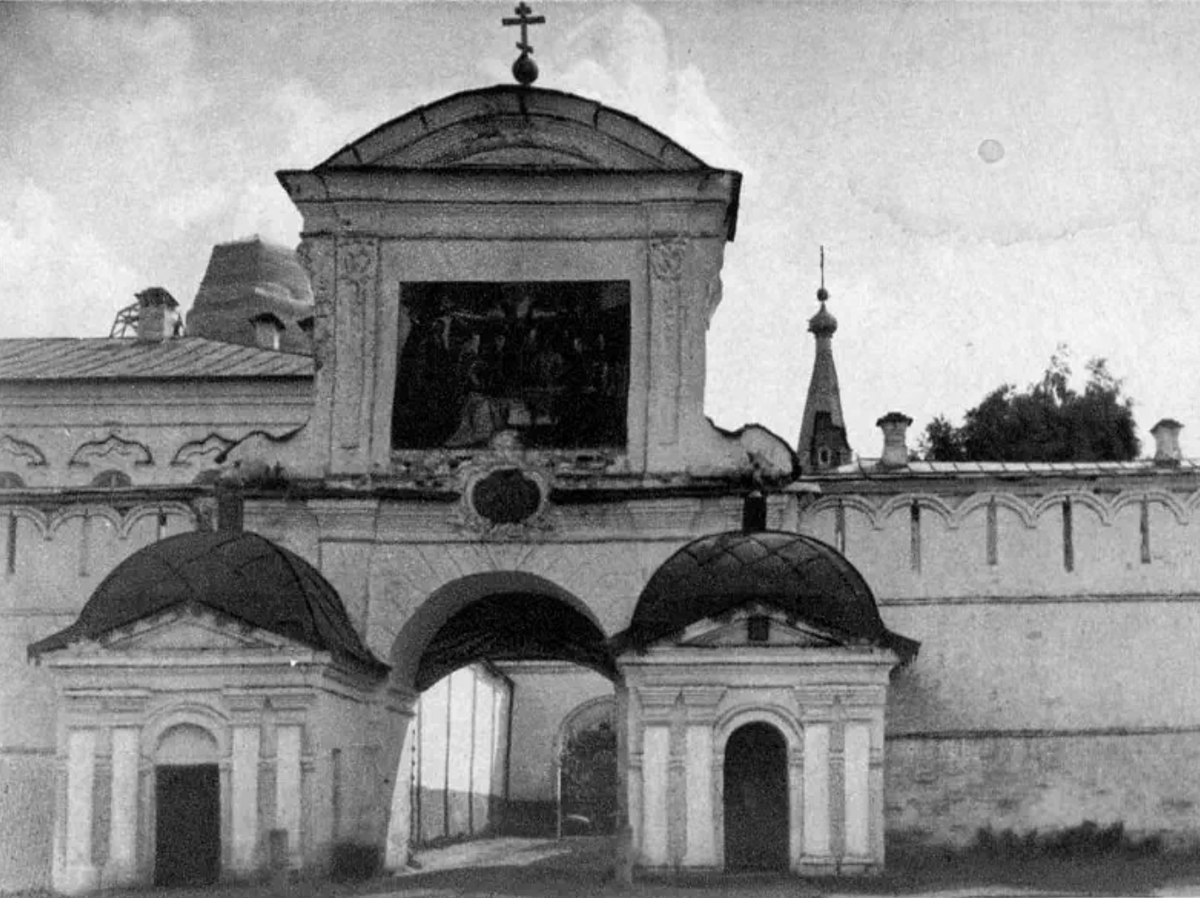Северные ворота Ипатьевского монастыря в 1911-12 гг. Роспись плохо различима, но сами ворота явно очень похожи.