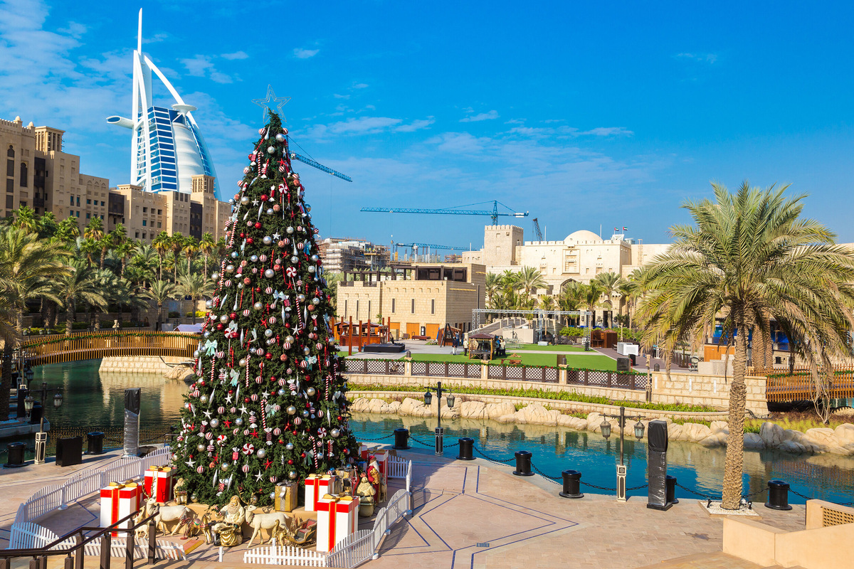 По данным АТОР, самым популярным эмиратом в период новогодних праздников в прошлом сезоне стал Дубай. Для проведения торжества его выбрали более 55% туристов, купивших туры в ОАЭ. Фото: Sergii Figurnyi / Shutterstock

