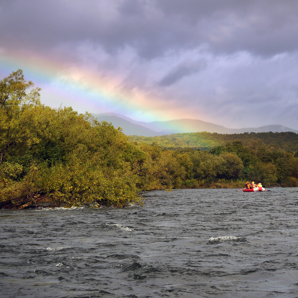 На этой фотографии наглядно видны плюсы сплава в дождливую погоду. Радуга была просто потрясающей! На Камчатке вообще все краски ярче