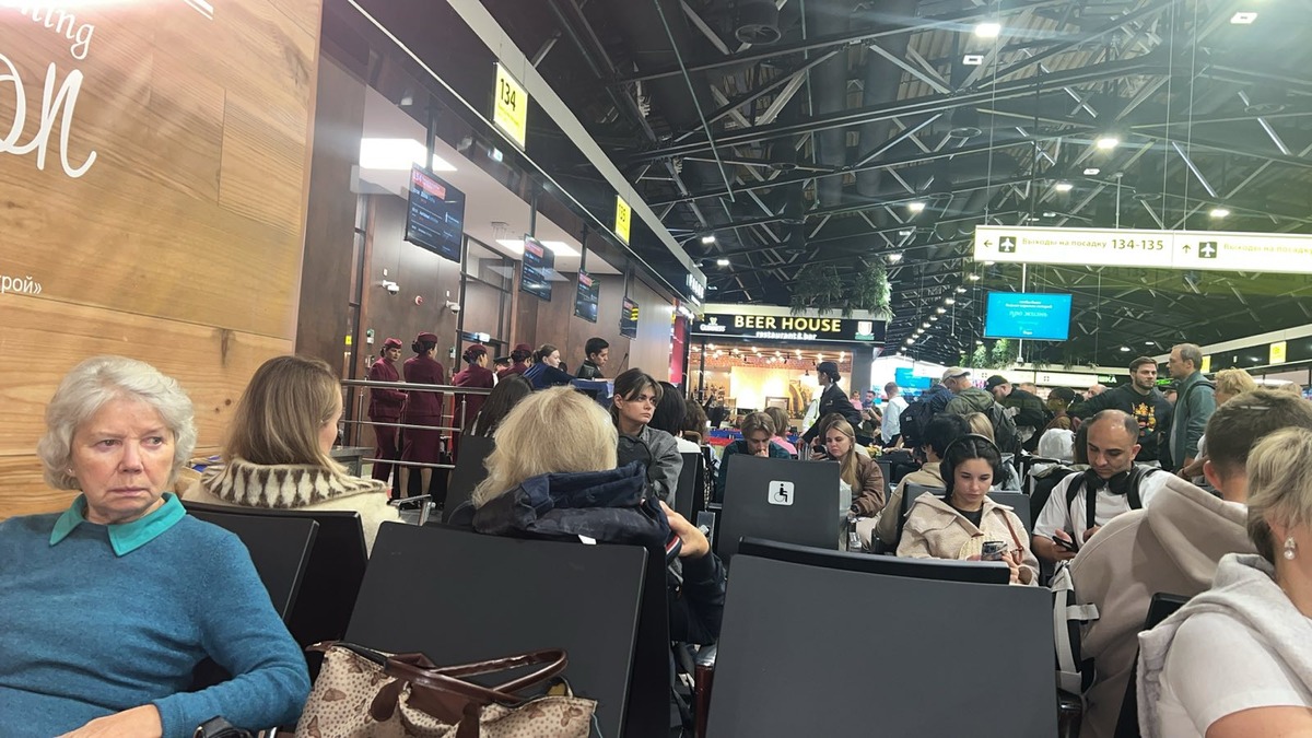 На заднем плане стюардессы Катарских авиалиний, все в режиме ожидания.