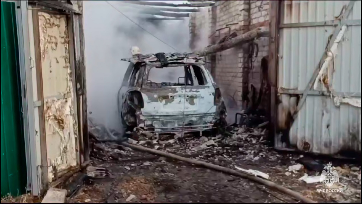    Пожар в Обоянском районе Курской области уничтожил гараж и автомобиль