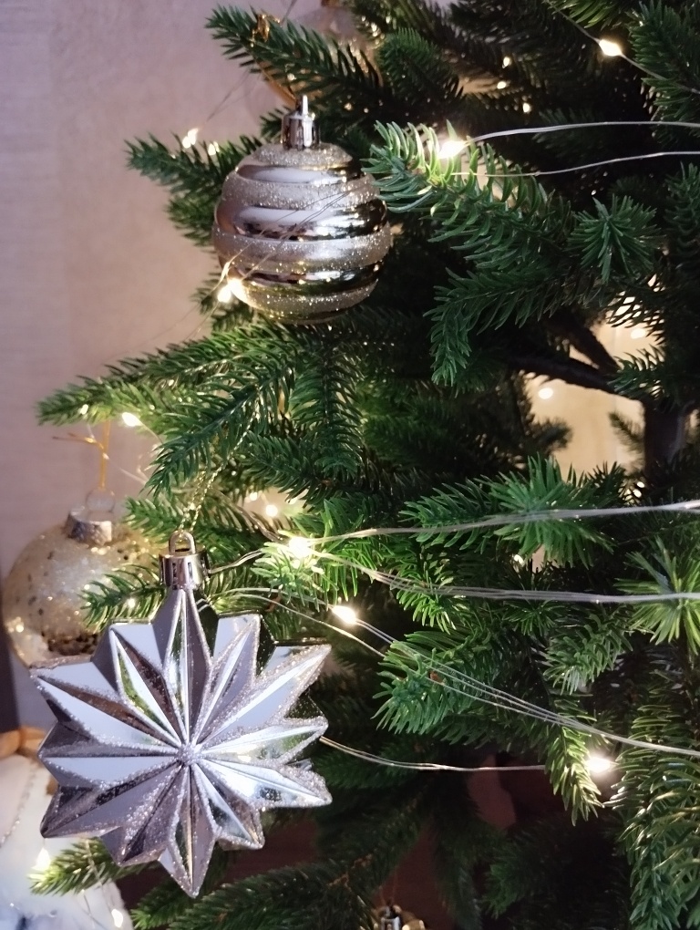 Ветви выглядят как живые.