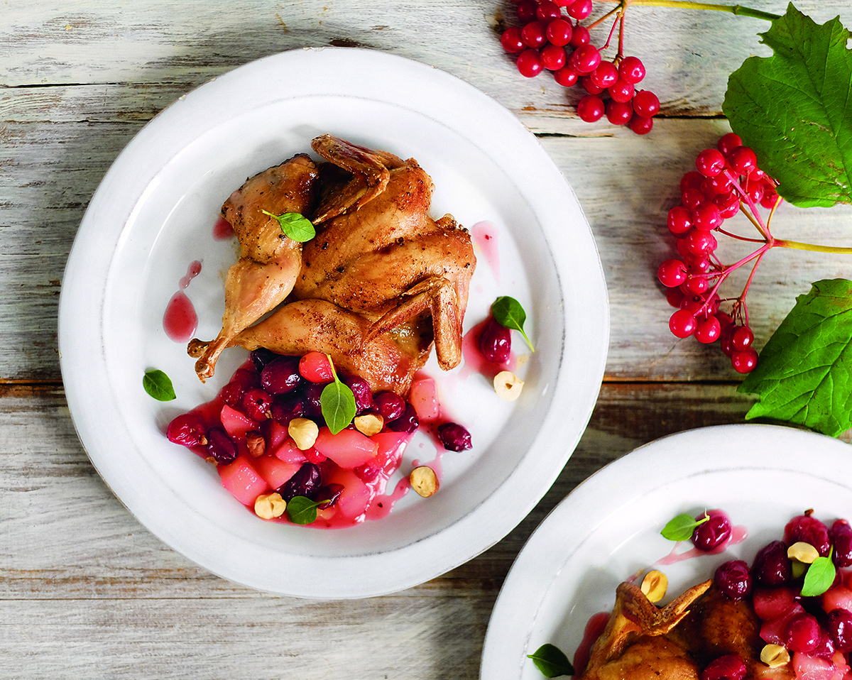 Вкус жаренных перепелок улучшают традиционные приправы из ягод и фруктов.