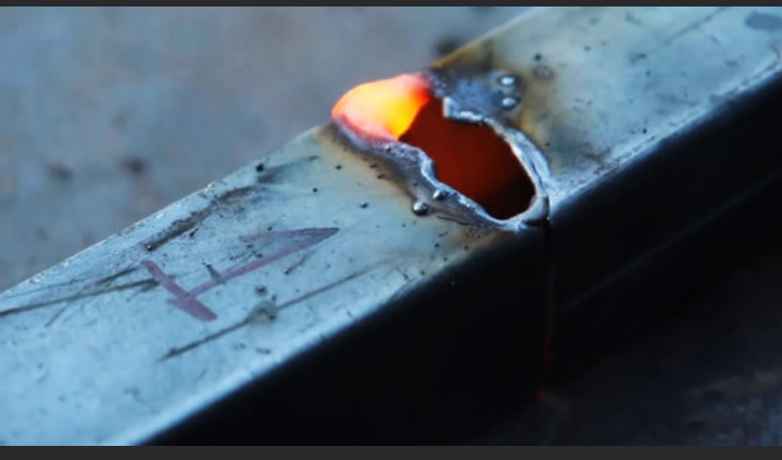 Сварка тонкого металла электродом для домашнего сварщика это частые прожоги, особенно когда мало опыта. Простые советы сделать их редкими