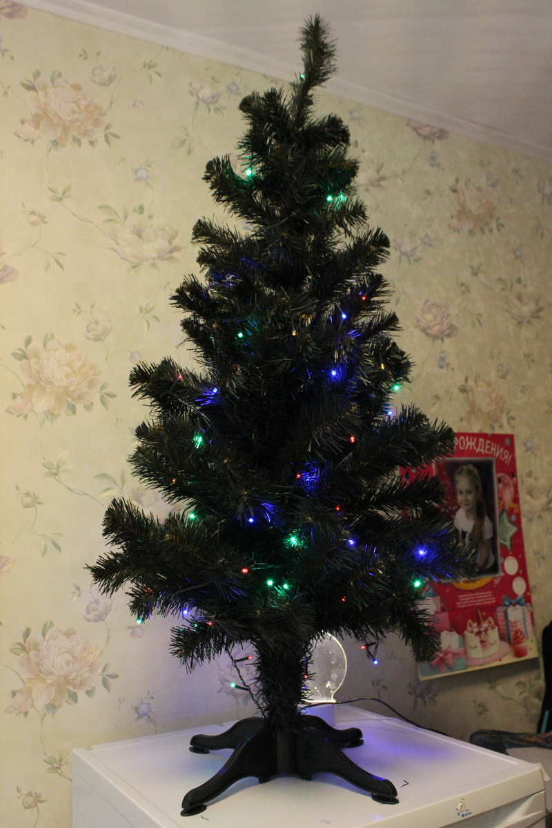 Стоит пока только с гирляндой