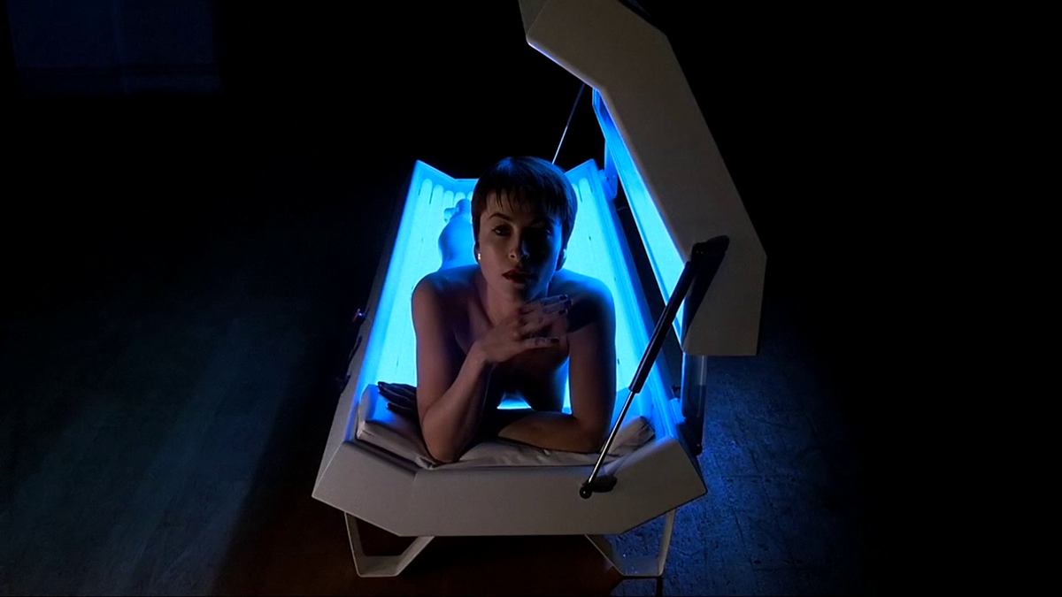 Кадр из фильма «Логово Белого  червя» (1988)