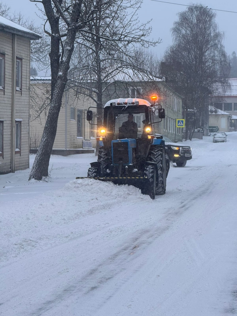    Десятки рабочих без отдыха разгребают снег в Лахденпохьесоцсеть Оксаны Жестковой