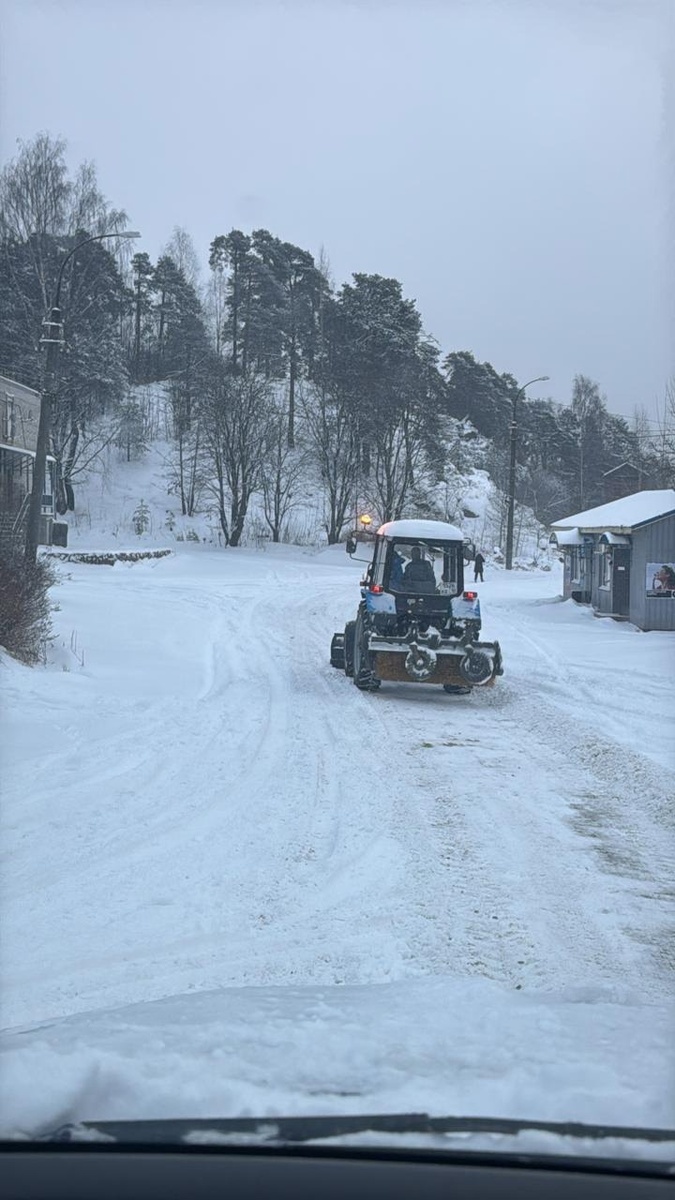    Десятки рабочих без отдыха разгребают снег в Лахденпохьесоцсеть Оксаны Жестковой