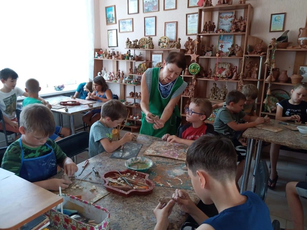    Занятия в образцовой студии декоративно-прикладного творчества «Радуница». Второй год студией руководит Лариса Рылькова. tamannews