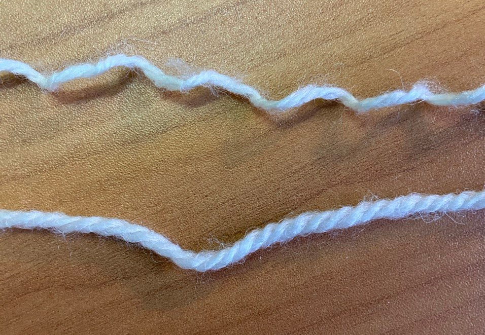 Сверху нить после трех стирок, снизу - из мотка