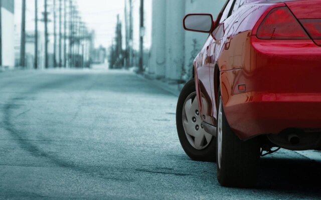 На уклоне руль выворачивать однозначно стоит, а вот на ровной парковочной площадке — нет (Фото: logoboom / Shutterstock / FOTODOM)