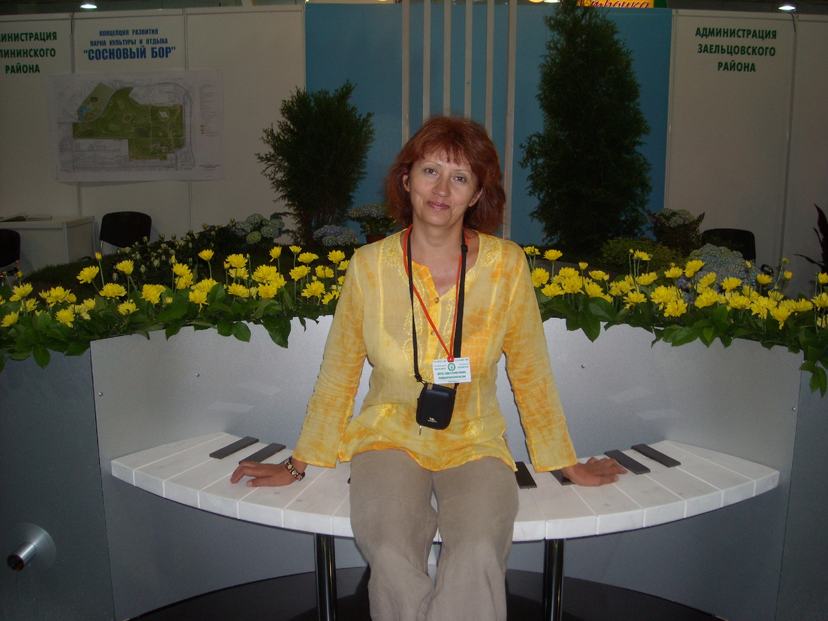 Во времена работы в редакции, на цветочной выставке