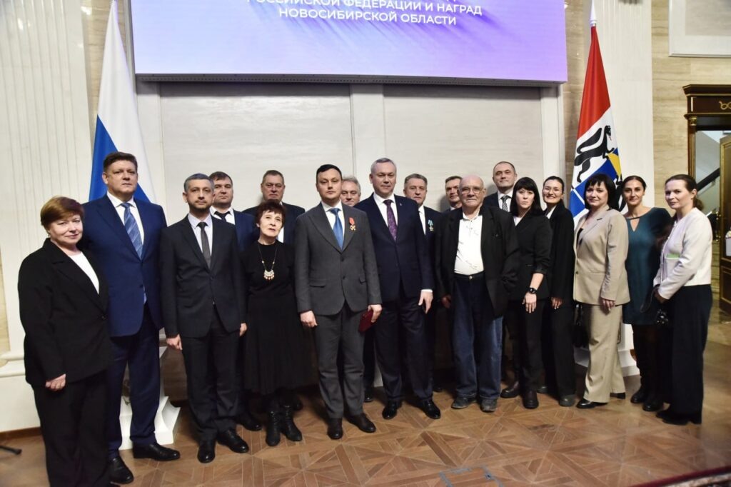    Коллектив АО "НЗИВ". Фото пресс-службы Правительства НСО