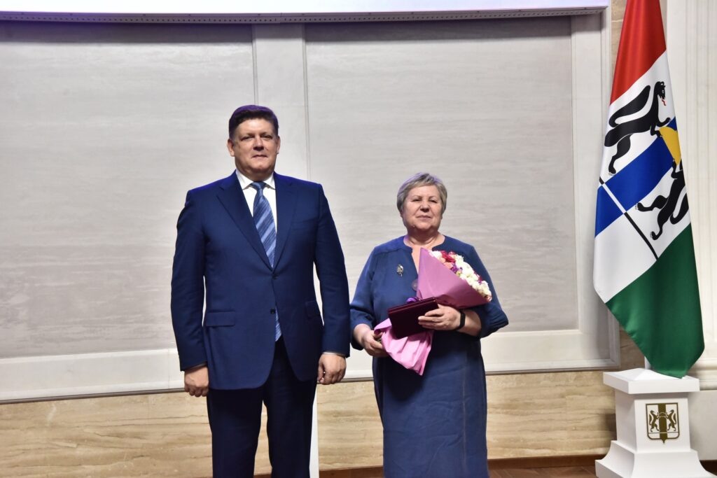    Полномочный представитель Президента Российской Федерации в Сибирском федеральном округе Анатолий Серышев и Заслуженный учитель РФ Лидия Павлюкова