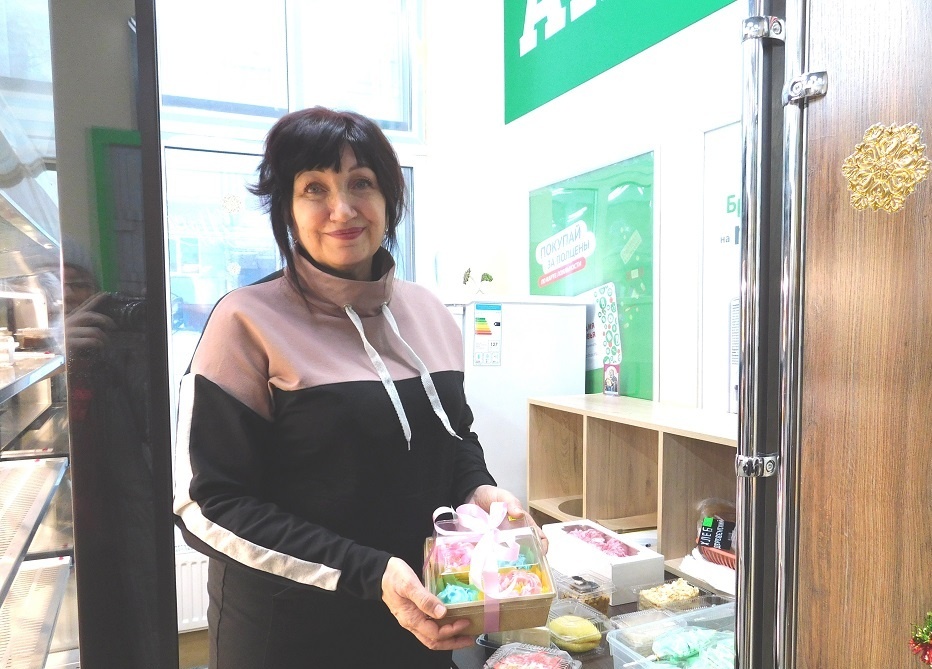    Людмила Григоровских занимается изготовлением кондитерских изделий. Фото Аны Зубаревой