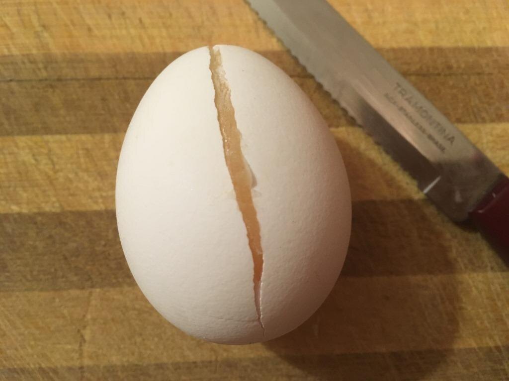 Замороженное яйцо обязательно треснет, вот так (от расширения).