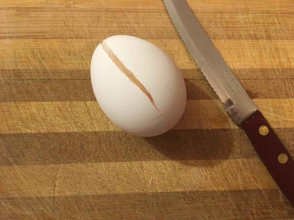 Яйцо нужно заморозить в морозилке.