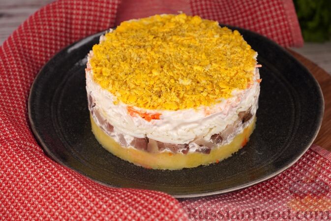 скумбрия копчёная, яйца, сыр твёрдый, картофель, морковь, майонез, перец чёрный молотый, соль