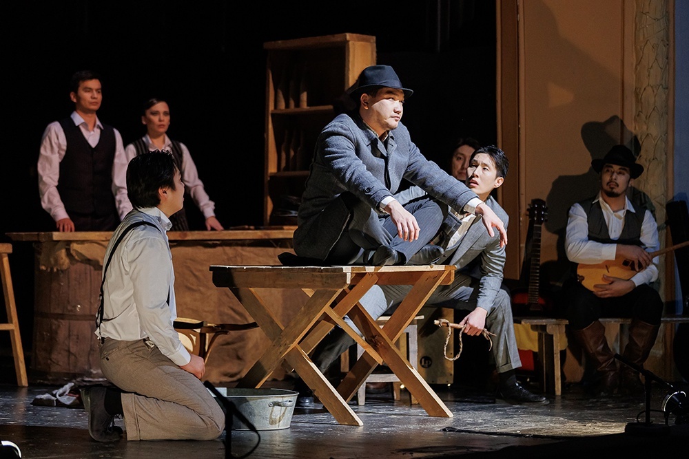    Акмолинский русский драматический театр (Кокшетау, Казахстан) привез два спектакля Кулова - и мгновенно покорил публику. / Вадим Боченков / Псковский академический театр драмы им. А.С. Пушкина