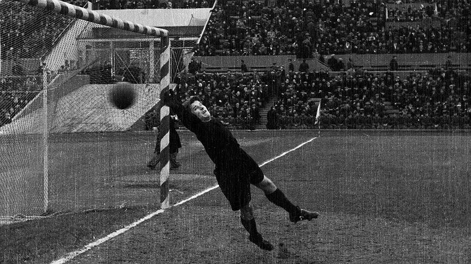 «Имея такого надежного вратаря, наша команда на финише сезона добилась уникальной беспроигрышной серии — 17 побед подряд!» .📷Фото: Андрей Новиков / Фотоархив журнала «Огонёк»