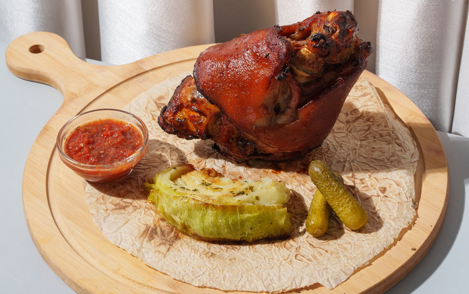 Рулька запеченная в травах в ресторане «Авантаж»