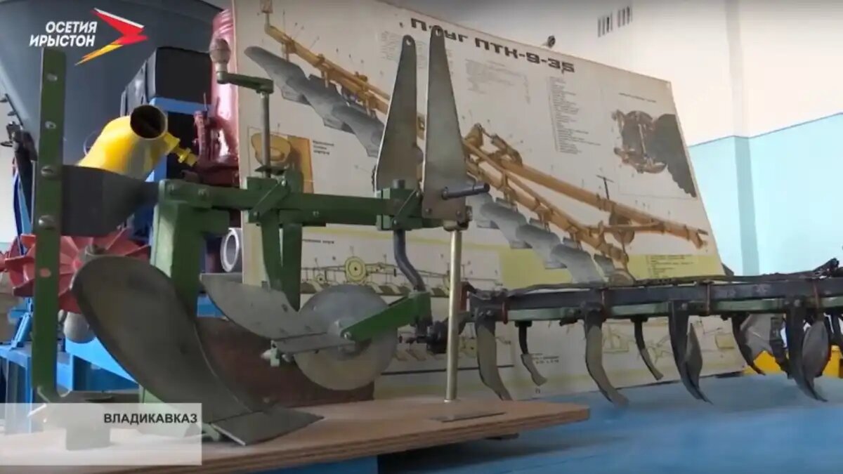 Фото: скрин фото из видео соцсети ВКонтакте
плуг, который обнаруживает камни в почве и обходит их, разработанный студентом ГГАУ