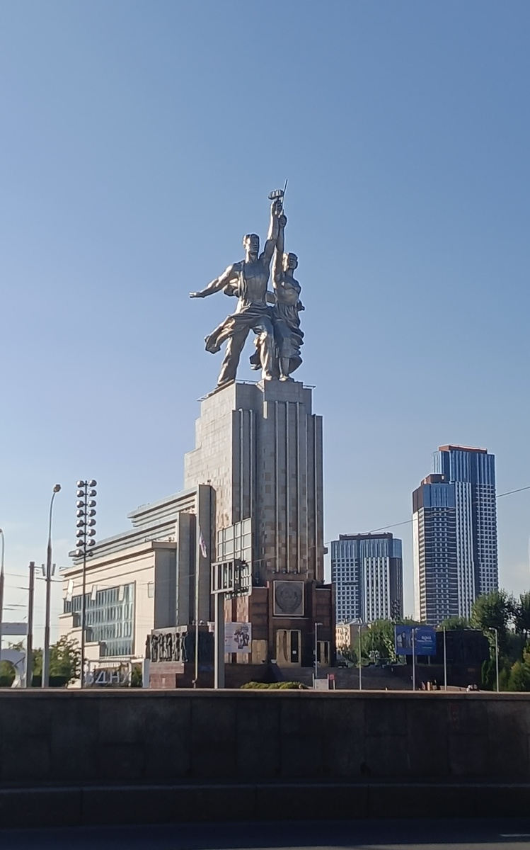 Рабочий и колхозница. Фото автора