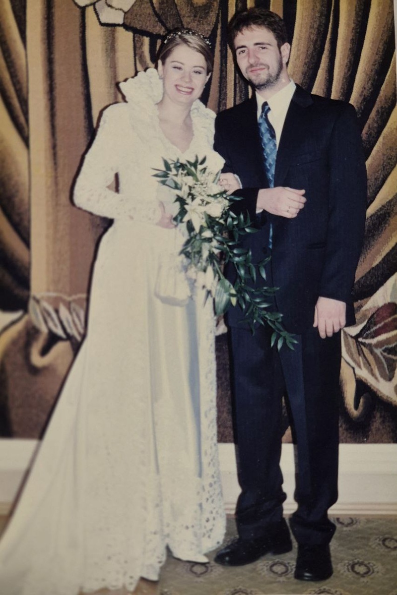 Мы - молодые и счастливые в далеком декабре 2003 года на фоне стандартного советского декора одного из районных московских ЗАГСов.