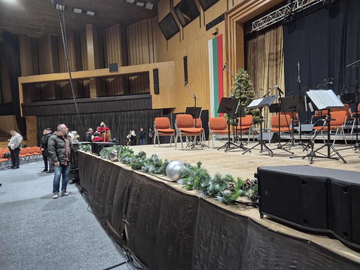 В антракте муж разглядывает декоративный букет - подарок, на котором между прочим визитка от кмета (мэра) Велико-Тырнова.