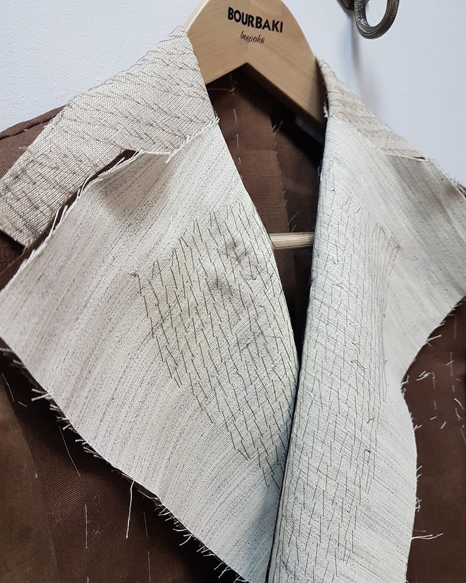 Простеганный вручную канвас на пиджаке в ателье Bourbaki