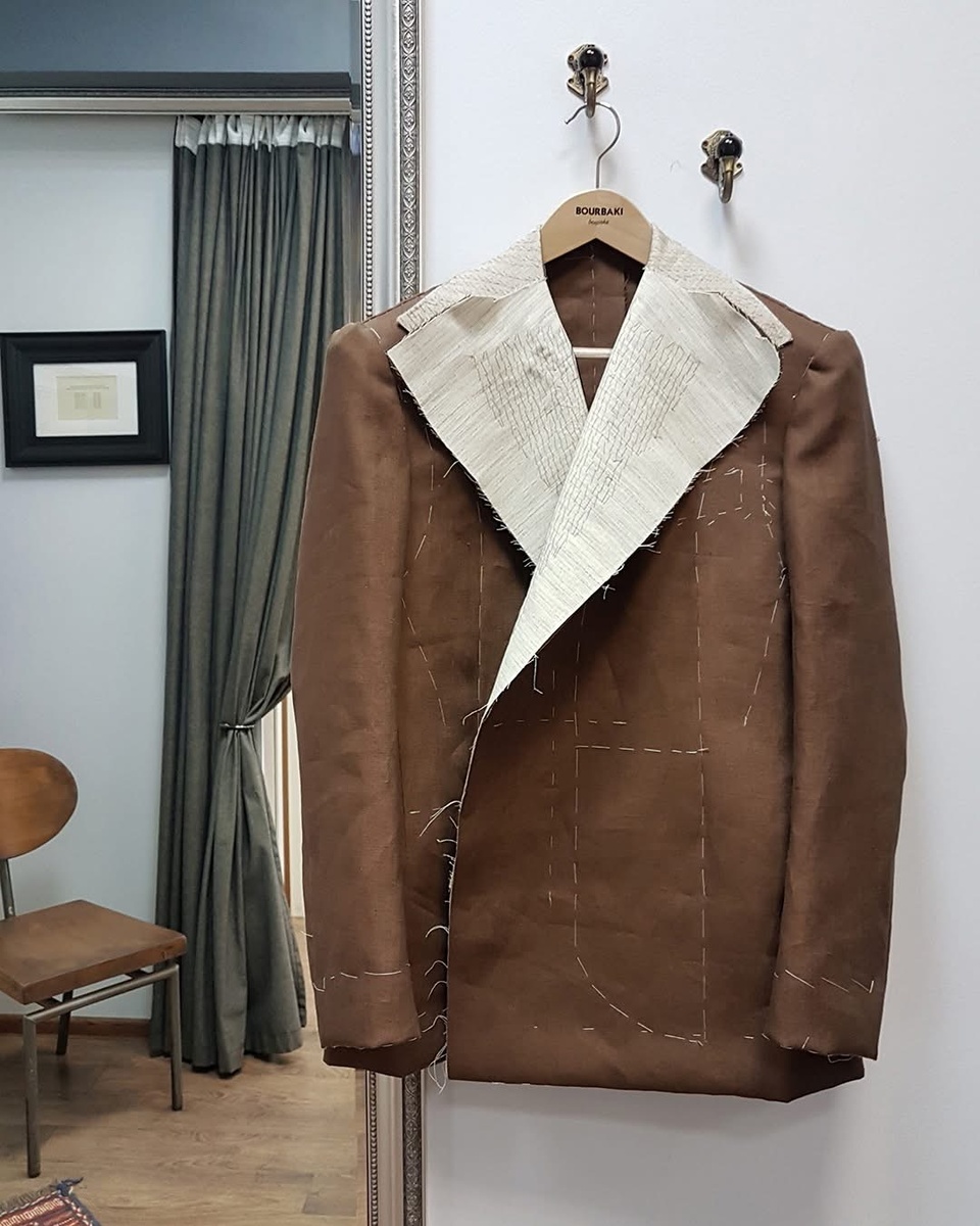 Простеганный вручную канвас на пиджаке в ателье Bourbaki