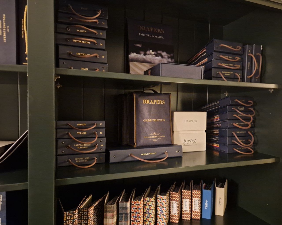 Полки с каталогами тканей в ателье Bourbaki на Фрунзенской набережной. В каталогах представлено несколько тысяч костюмных тканей