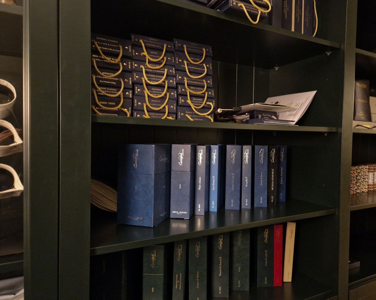 Полки с каталогами тканей в ателье Bourbaki на Фрунзенской набережной. В каталогах представлено несколько тысяч костюмных тканей