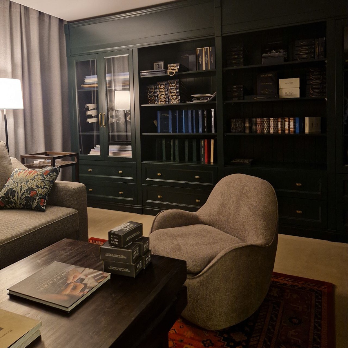 Полки с каталогами тканей в ателье Bourbaki на Фрунзенской набережной. В каталогах представлено несколько тысяч костюмных тканей