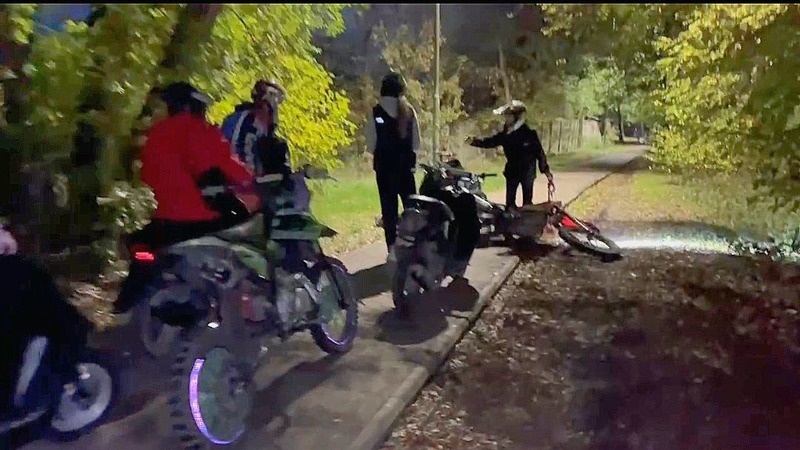    Подростки-байкеры на пешеходной дорожке в районе ж/д вокзала Пятигорска Фото: Андрей Никандров / / ИА «Победа26»